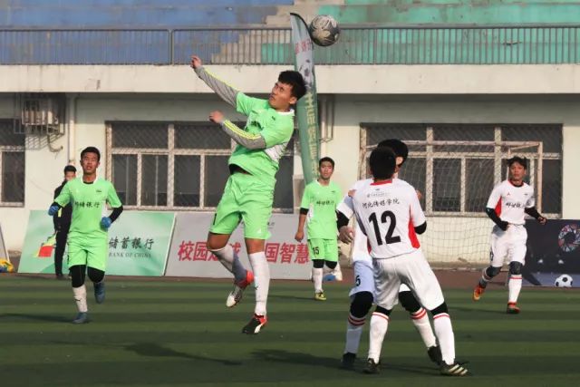 组图：世界杯-南非vs加拿大 加拿大8射4正半场暂0-0南非